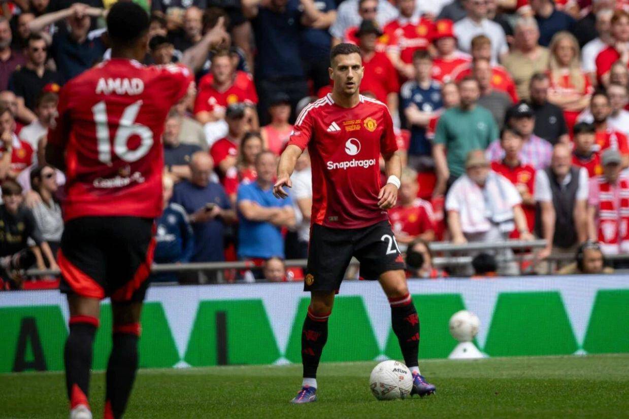 曼联两丢球暴露相同问题，一人防守遭痛批！阿莫林引援最多位置仍最弱